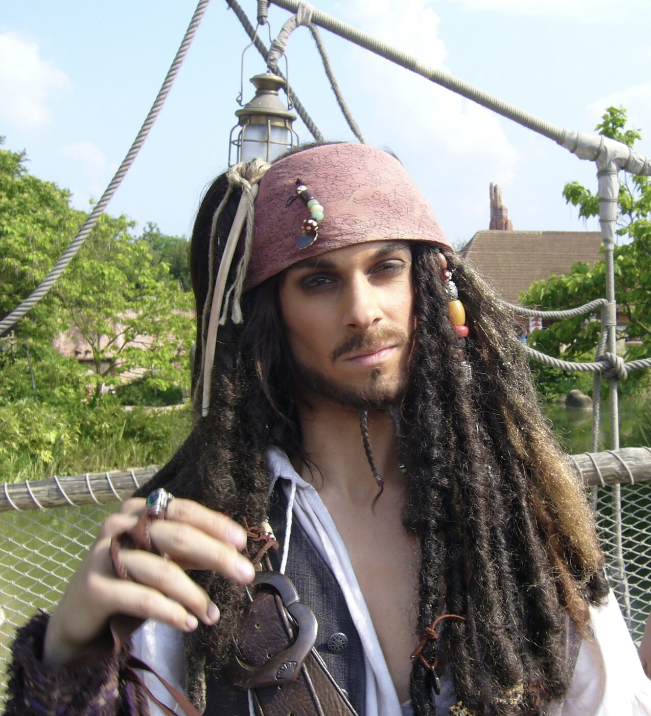 Captain Jack Sparrow – Nahaufnahme auf einer Hängebrücke in Adventureland