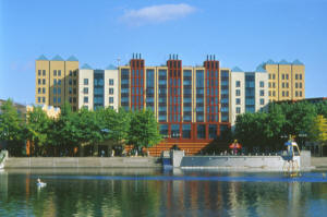 Disney Hotel New York vom Lake Disney aus gesehen