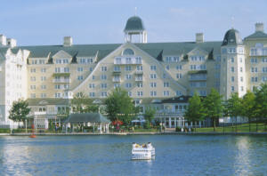 Hotel Newport Bay Club vom Lake Disney aus gesehen