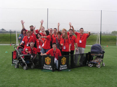 Das Team von 2000-reisen bei der Manchester United Soccer School